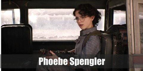  Phoebe Spengler’s costume is a grey button-down top, grey overalls, red sneakers, and her own Proton Pack.