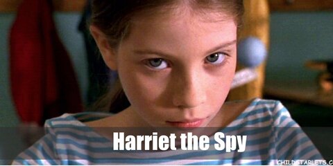  Harriet the Spy’s costume is a black shirt with a hoodie, loose-fit black pants with pockets, black canvas sneakers, a yellow trench coat, and an adjustable spy belt with gadgets. .