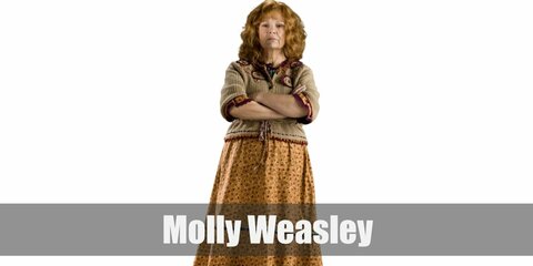  Molly Weasley’s costume is knitted jumpers and patchwork skirts in fun, homey colors and patterns to look like an extra welcoming person.