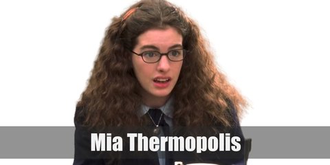  Mia Thermopolis’s costume is a light blue button-down shirt, a plaid skirt, black high-knee socks, and a bushy brunette wig. 